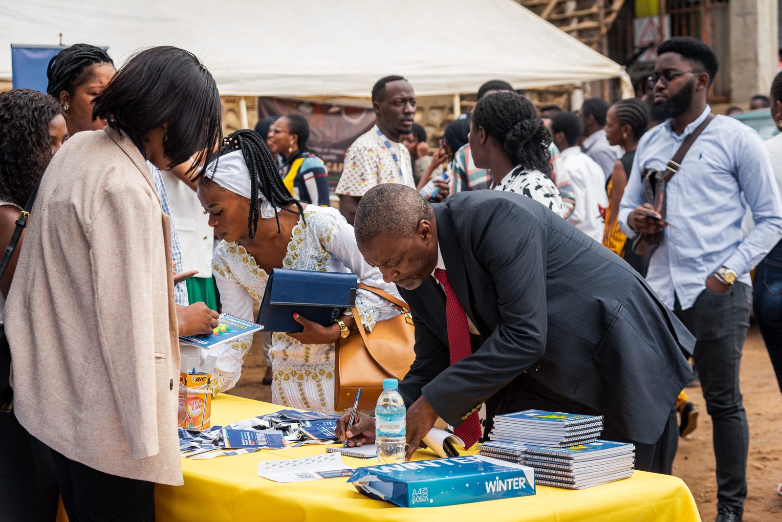 Remise de la documentation aux participants au stand d’accueil