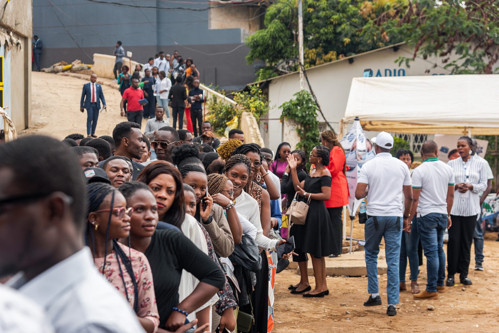 File de participants le long du village des exposants