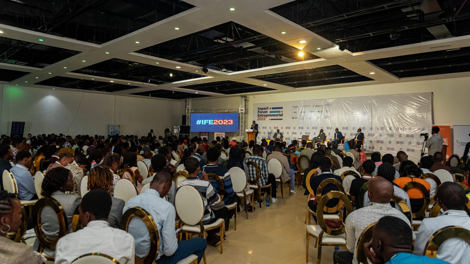 Salle plénière vue depuis le fond, public au complet