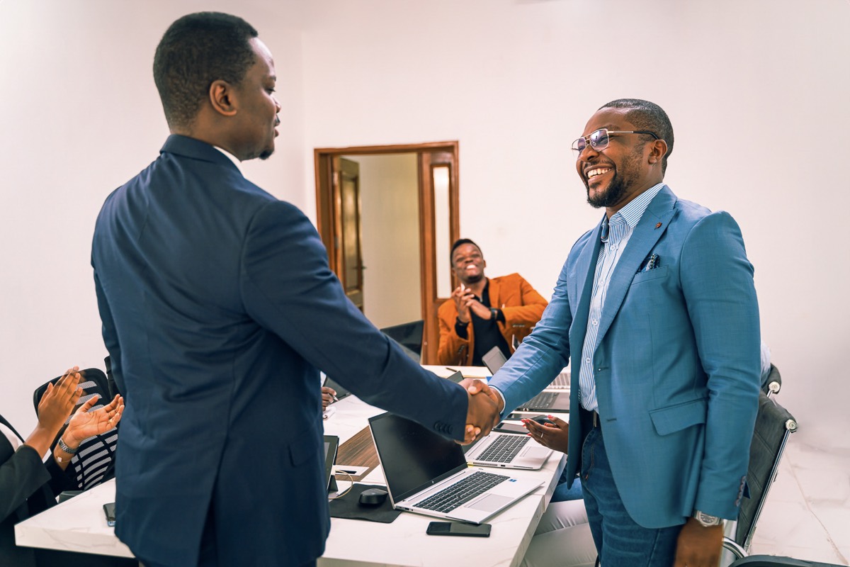 Signature d'un partenariat dans les bureaux d'Impact Group